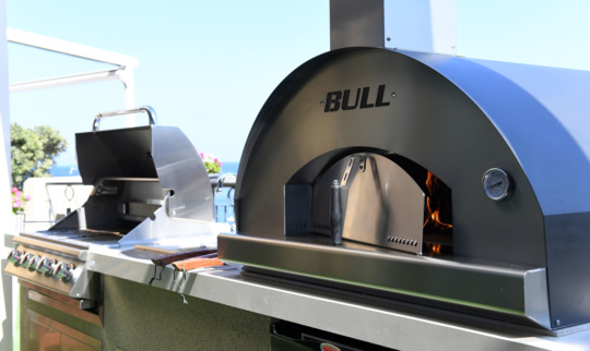 Bull pizzaovn for innbygging vedfyrt