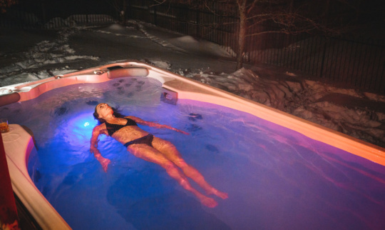 Sundance SwimSpa Swimlife flyte i vann natt
