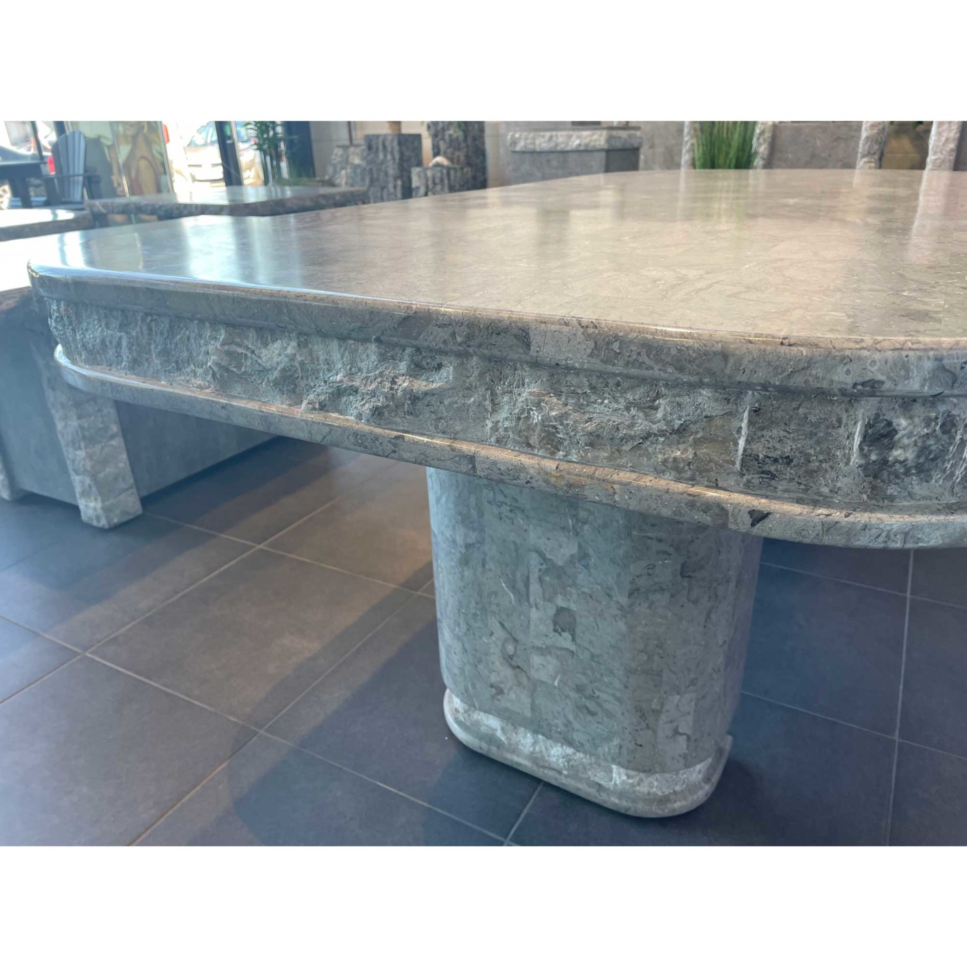 Manhattan Style Spisebord med steinoverflate